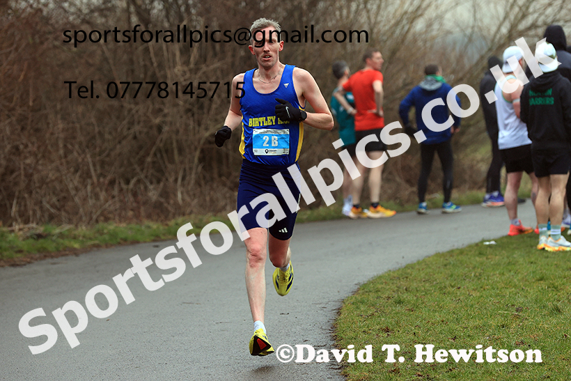 Senior Men and Over-35s to 49s Mens 2025 NECAA Royal Signals Road Relays Champs.,  Hetton Lyons Country Park, Hetton le Hole, County Durham. Photo: David T. Hewitson/Sports for All Pics